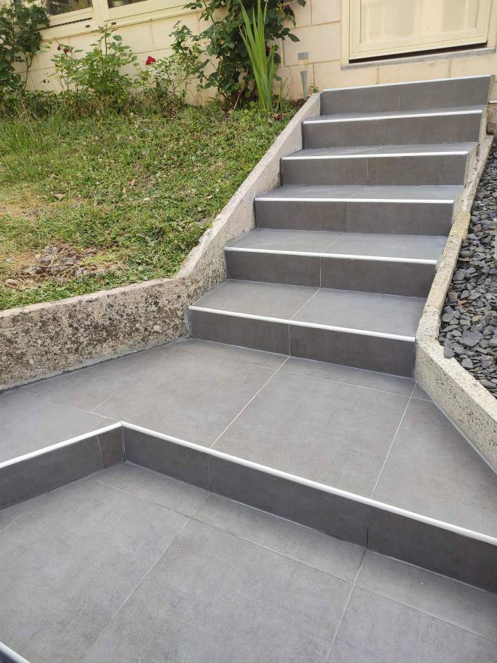 Escalier extérieur en carrelage