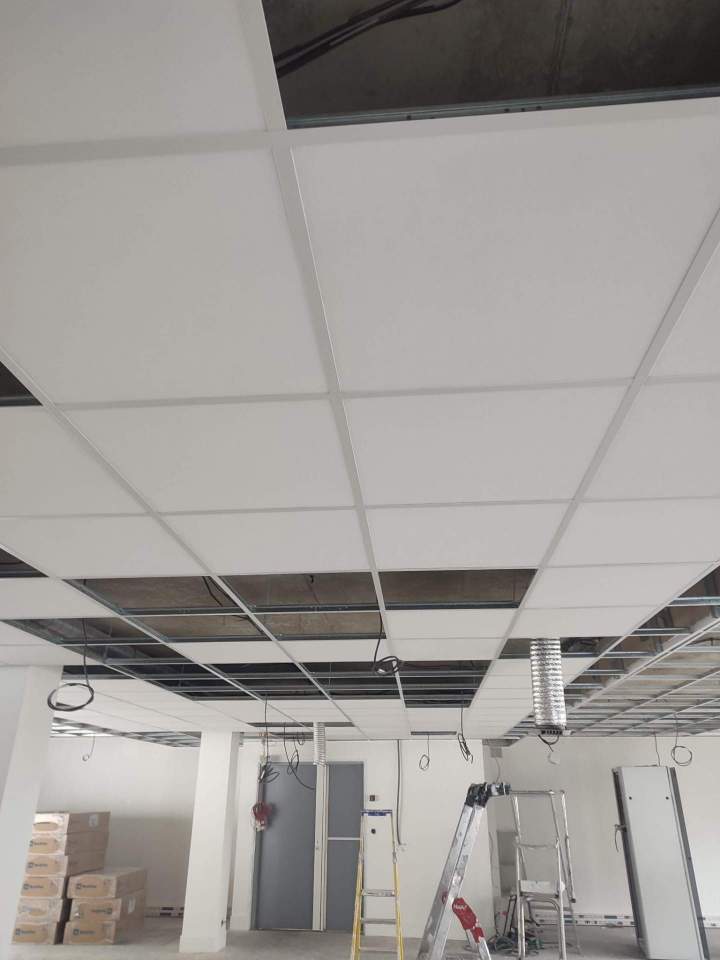 Installation de dalles plafond en Île de France